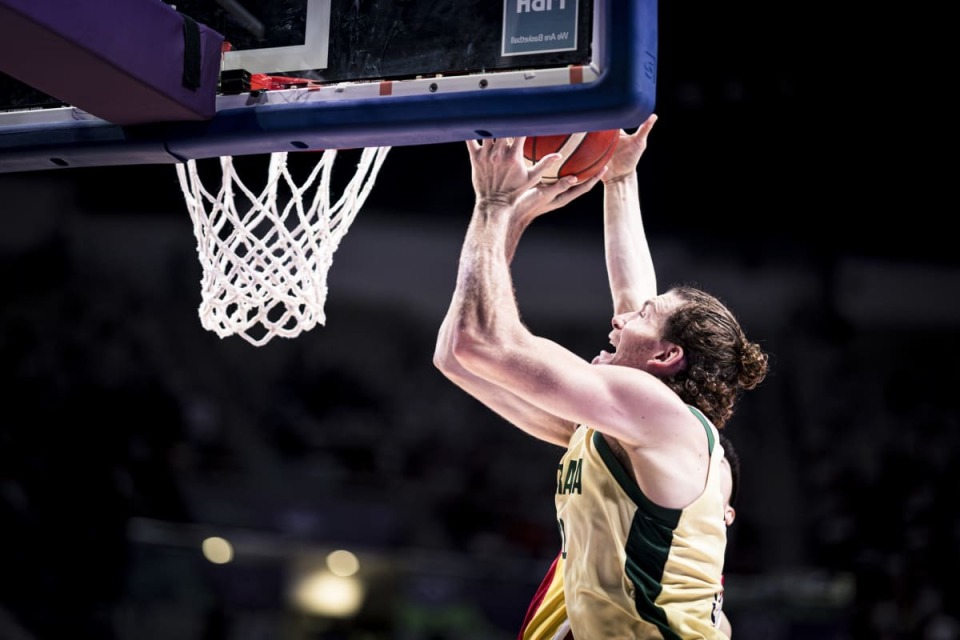 一名NBA, 他在对阵中, 并且在NB