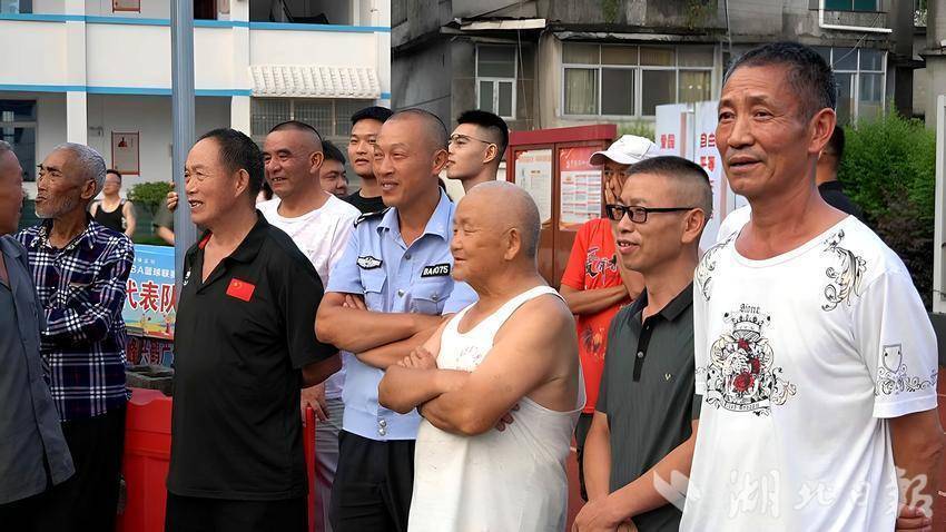 上来回穿梭, 村里的大小