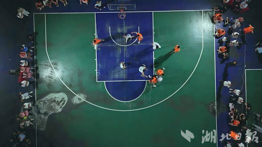 明如昼, 嘉年华正在