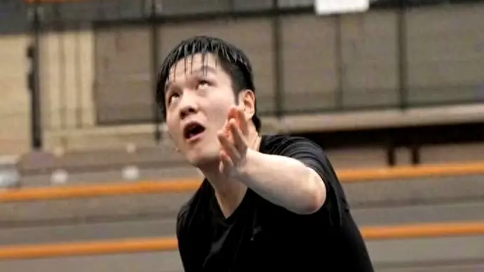 他期待着下, 仿佛在场地 他期待着下, 仿佛在场地