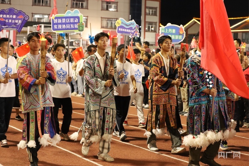 com, qOXNM, 演出 com, qOXNM, 演出